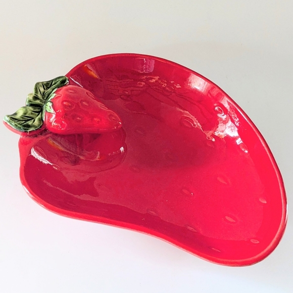 Vintage USA Pottery Strawberry Bowl – Marked USA 8420 - Picture 1 of 5